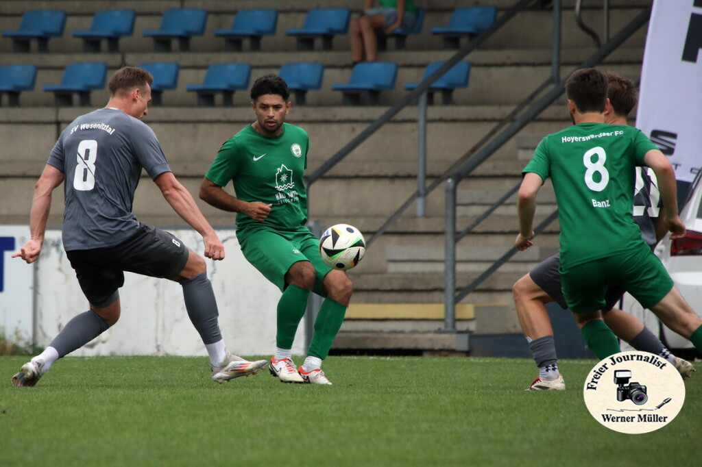 2025-08-16 Hoyerswerdaer FC I in grn -SV Wesenitzutal  in grau Zur Halbzeit: 0:0Nach reg. Spielzeit: 2:2Nach Verlngerung: 3:3nach 11 meterschieen 7:6 (n.E.)Foto: Werner Mller