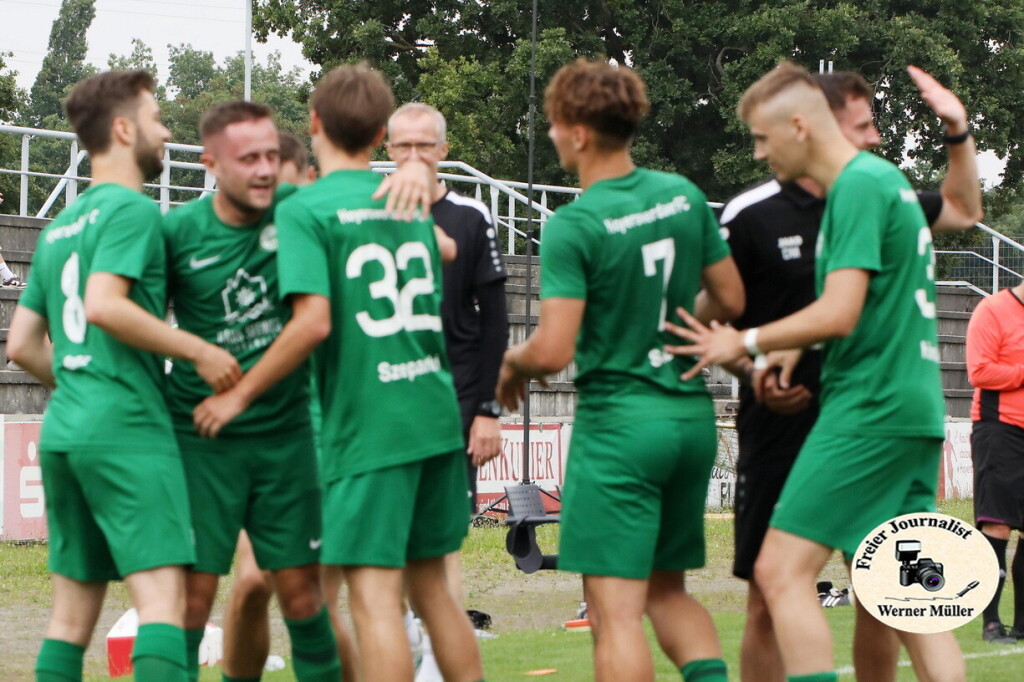 2025-08-16 Hoyerswerdaer FC I in grn -SV Wesenitzutal  in grau Zur Halbzeit: 0:0Nach reg. Spielzeit: 2:2Nach Verlngerung: 3:3nach 11 meterschieen 7:6 (n.E.)Foto: Werner Mller